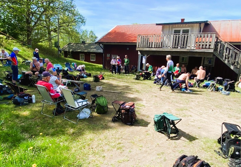 Veteraner som fikar i solen i Toröd efter tävling.