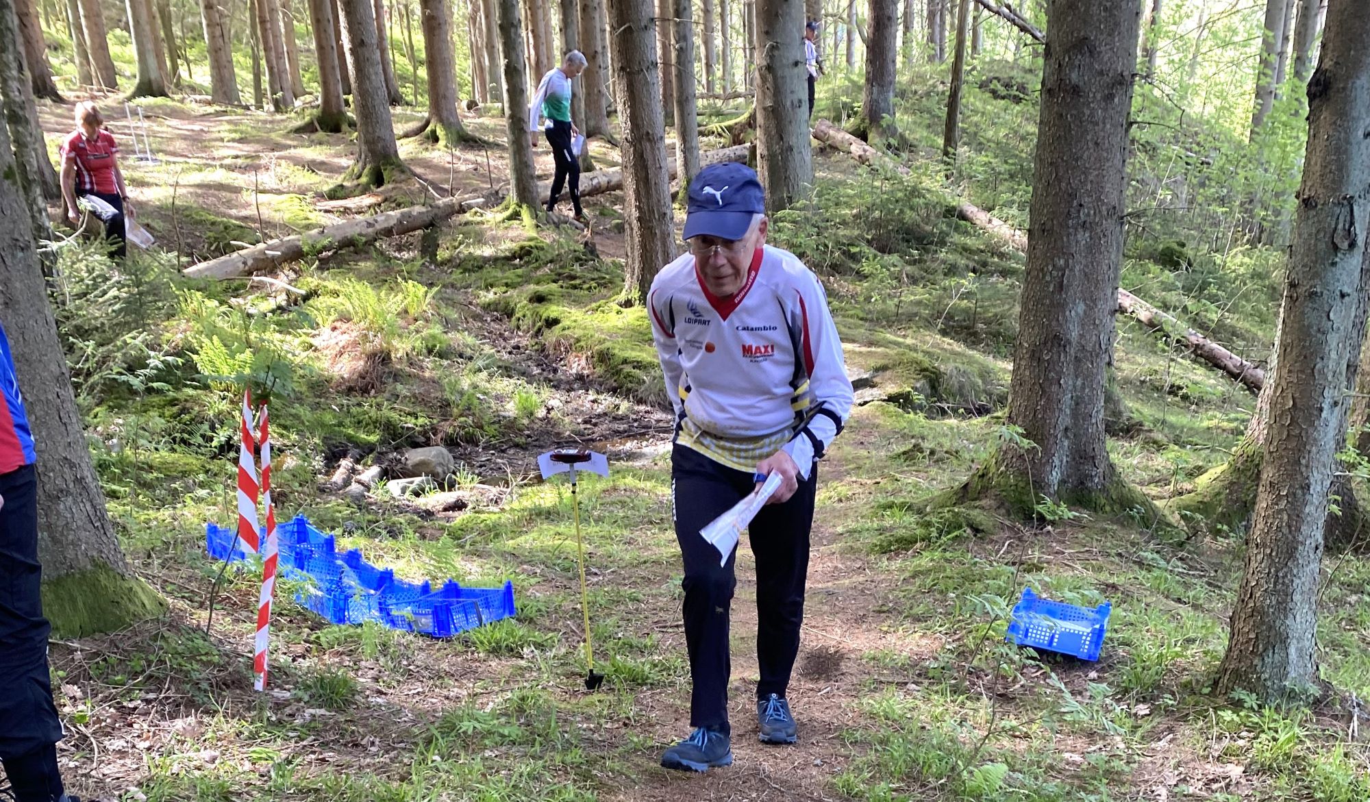 Veteran i skogen vid start.